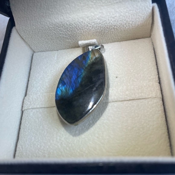 Labradorite Pendant - Picture 2 of 6